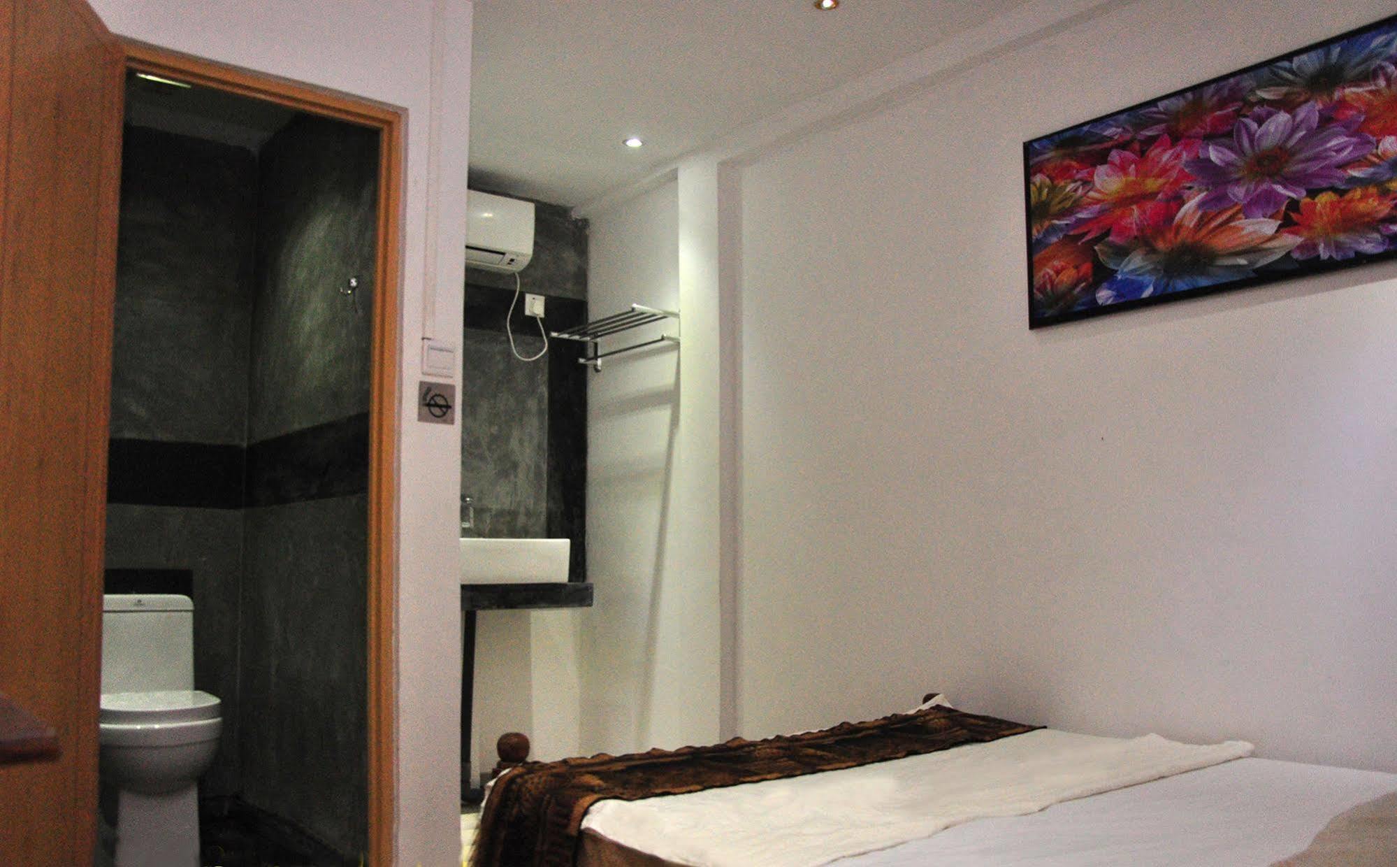 Sun Up Hotel Katunayake Exterior photo